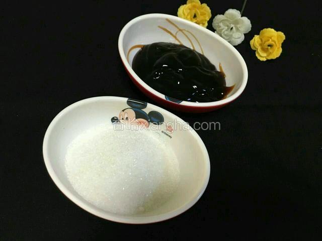 准备一小碗儿糖和一小碗儿蚝油备用。