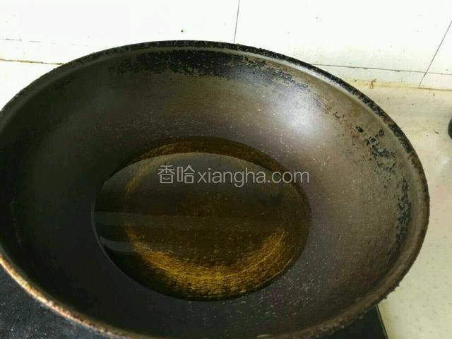 热锅放油。