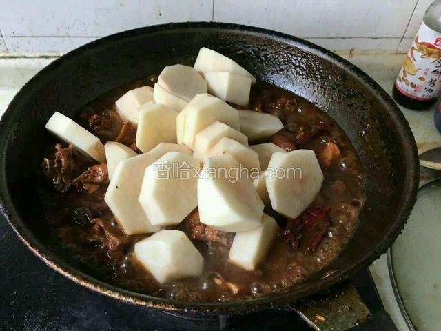 。这时候你可以尝一下你的鸡肉块烂了没有？你可以根据你的实际情况加入土豆。