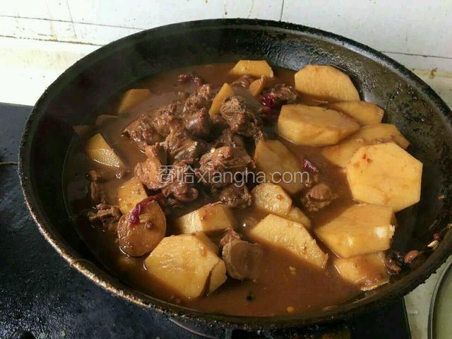 加入土豆以后，在加一些开水继续煮，必须是开水，不然肉就会老。