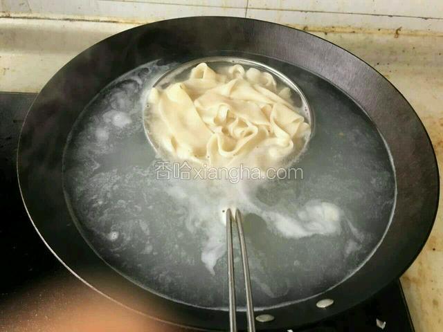 皮带面下锅煮开捞出。