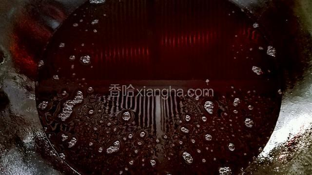 锅中油温升至7到8成，把鱼挂上糊，下去油锅炸制。