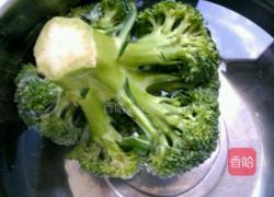 西兰花拌木耳的做法图解1