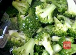 西兰花拌木耳的做法图解3
