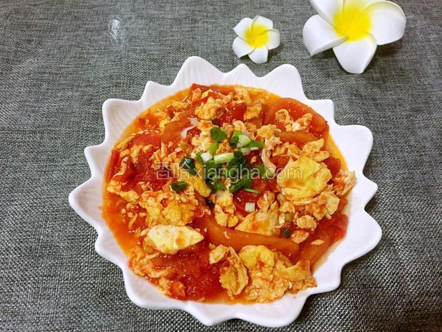 加入葱花，翻炒均匀后即可装盘食用