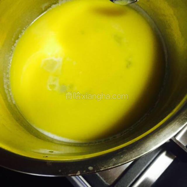 把黄油、清水、盐和糖混合，中小火加热至所有材料都融化，待沸腾改成小火