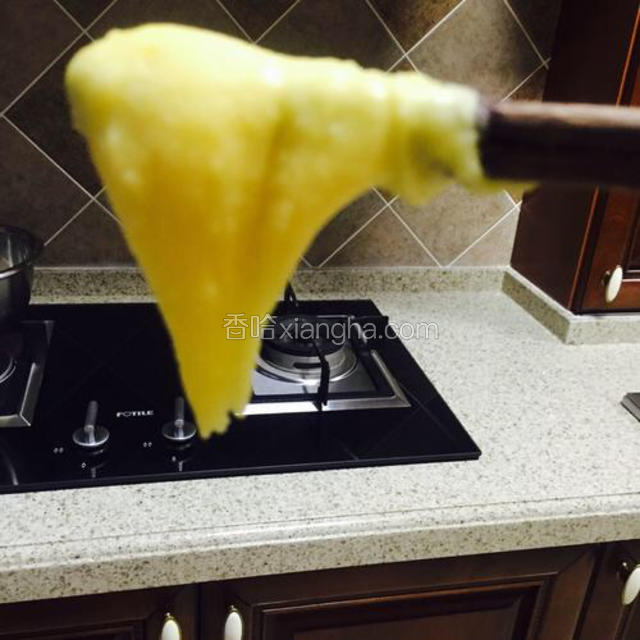 等面不太烫了，分次加入鸡蛋液，每次都要彻底搅匀才能再次加蛋液，直到面团和蛋液的混合物呈现途中的状态就可以了，并不是一定要用完两个鸡蛋，视情况而定