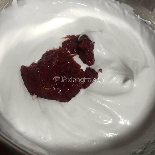 加入草莓酱，我是为了消耗自制的草莓酱，可以做成你喜欢的任何口味的奶油，或者在泡芙中加入卡仕达酱也很好味！