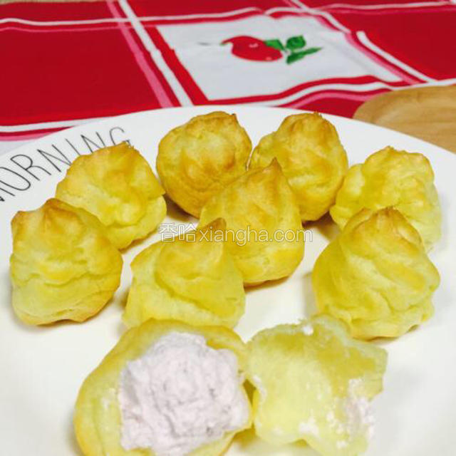 把混匀的奶油装入裱花袋，在泡芙底戳进去，把馅料挤进去就完成啦！