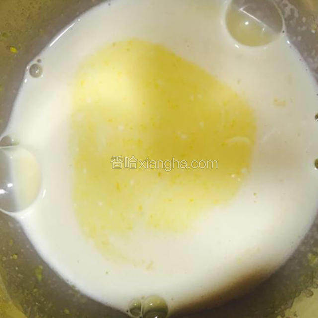 稍微放一下，将牛奶奶油缓缓倒入蛋黄混合液中，边慢慢倒，边搅，注意不要倒快了把蛋黄烫熟而结块