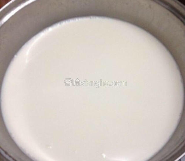 牛奶和奶油混匀以后小火加热至锅边冒小泡，关火
