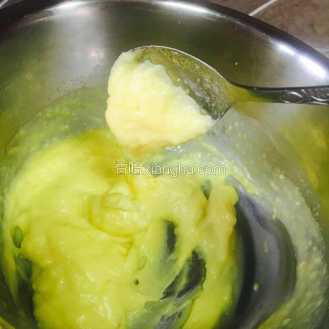 将上一步得到的混合液小火加热至粘稠顺滑（如图），一定要一直快速搅拌，避免结块




盖上盖子或保鲜膜，放凉