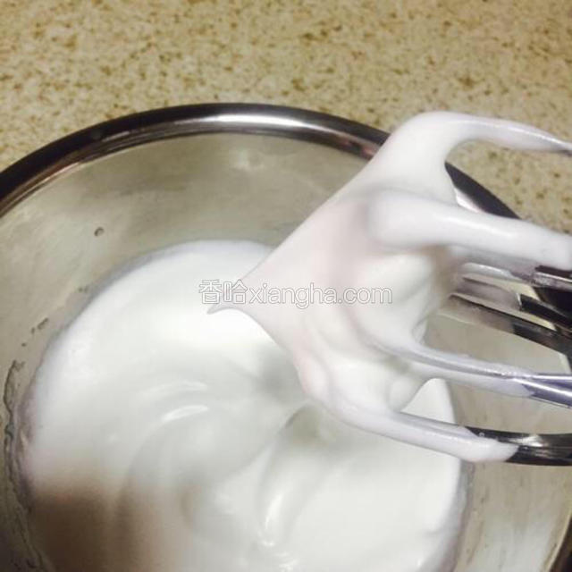 蛋清先快速打发至出现大泡泡，第一次加糖




继续打发至细密的小泡泡，第二次加糖




继续打发至开始出现纹路，第三次加糖




继续打发至如图