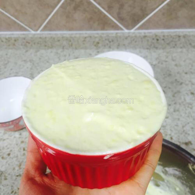 装入舒芙蕾碗中，表面抹平