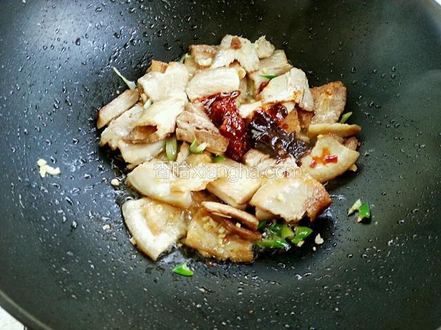 放入郫县豆瓣酱和甜面酱翻炒均匀