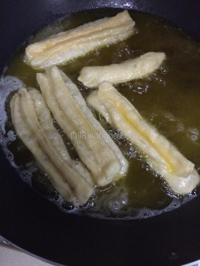 油锅烧至八成热，放入锅中炸至金黄捞出即可。