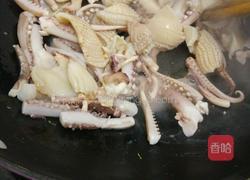 鱿鱼煲仔饭的做法图解2