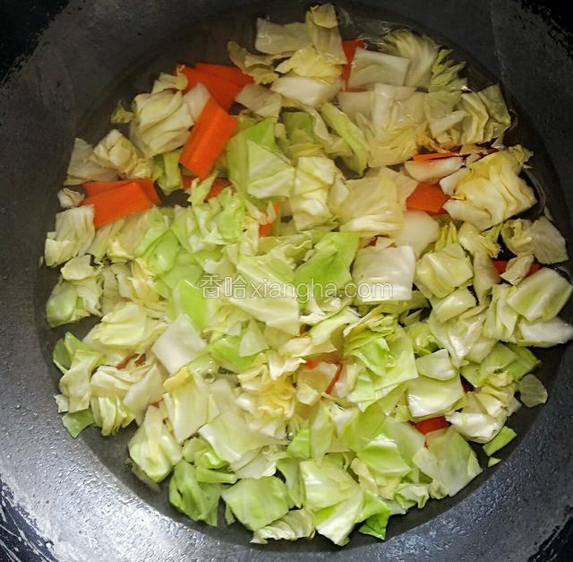 烧热水将圆白菜和胡萝卜片焯软捞出。
