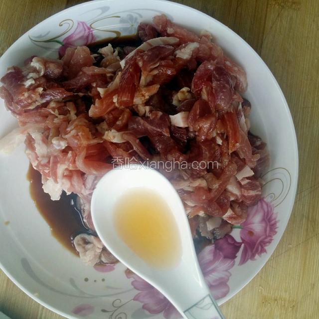 肉切丝，用料酒，生抽腌制10分钟左右