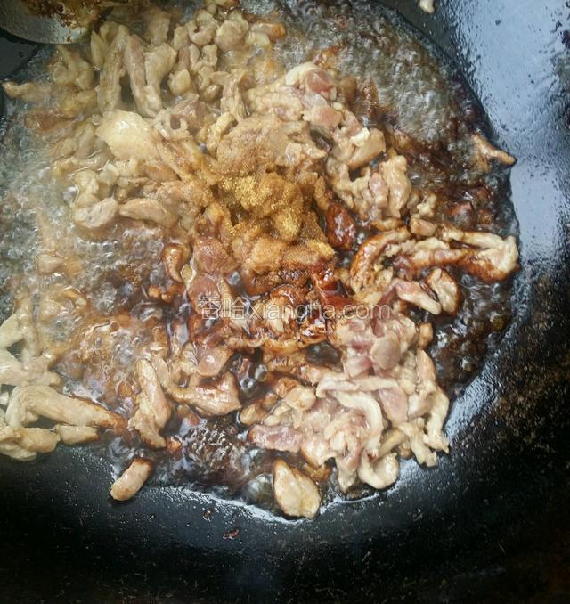 炒锅放油加热后，将肉丝倒入锅里滑散，加入少许老抽，十三香翻炒