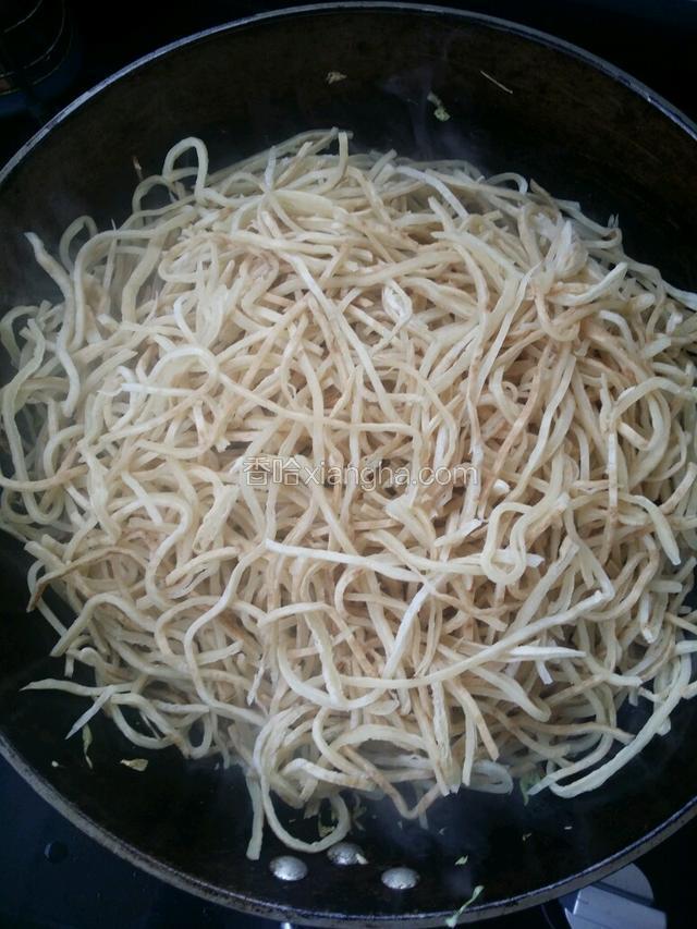 把饼条分散铺平菜上面