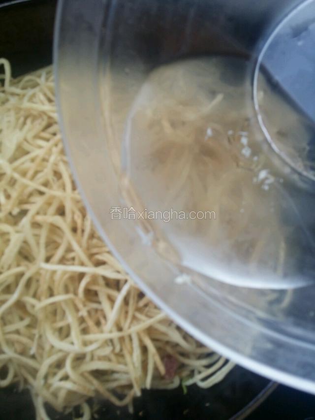 顺锅边加适量清水，防止菜烧糊粘锅底，