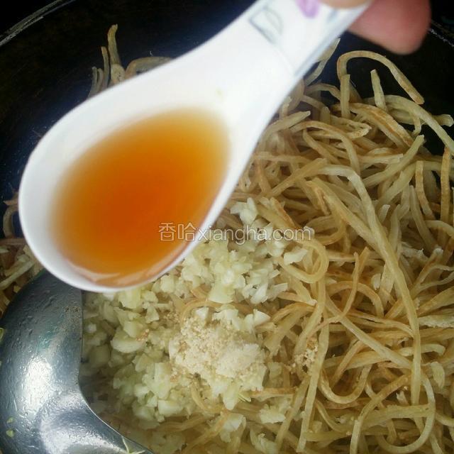 盖好焖3到5分钟左右后，加入切好的蒜末，鸡精，芝麻油。