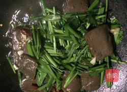韭菜烩鸭血的做法图解5