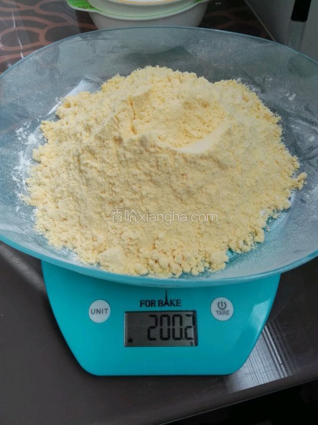 一开始在先放入面包机的是，自发粉1和玉米面各100克，温水200ml，酵母，糖，泡打粉。因为自发粉本身包括酵母，所以另外放的酵母比较少。