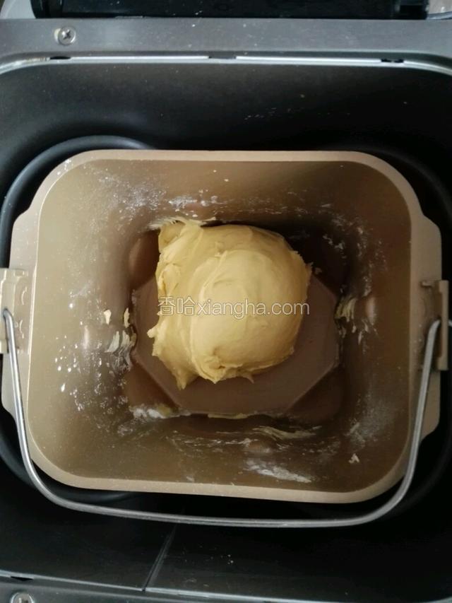 注意不要加太多干粉，面包机反而会和不了团，所以每次少加点，观察和面情况，成团不沾桶壁之后再和面10分钟左右，倒出来擀面板上。