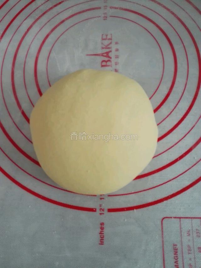把剩下的自发粉2，分批揉进面团，直到面团光滑，这部分干粉的分量，主要看自己想要的口感而定。