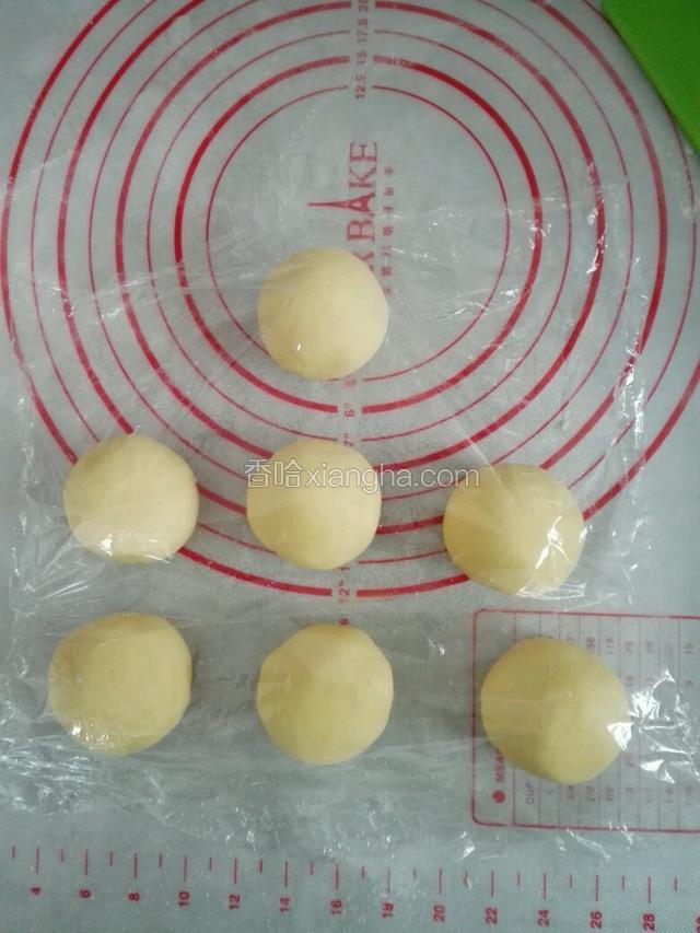 分成每个大概65克左右，逐个再揉下滚圆，静置30分钟等发酵。
