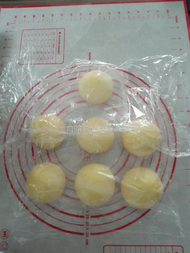 30分钟左右，轻按面团很快恢复了就行了。
