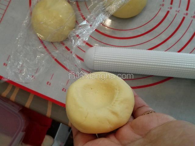 把其中几个用擀面棍挖出一个洞。