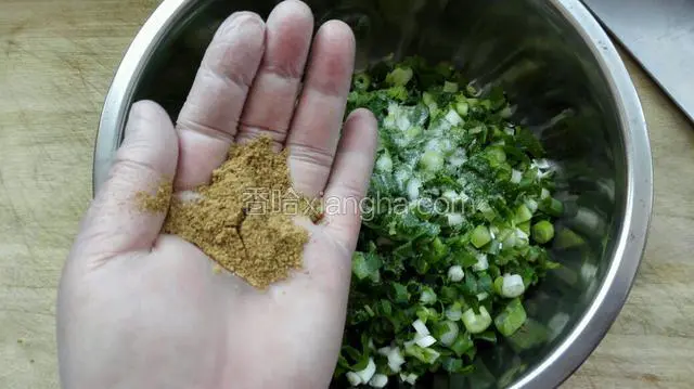 葱碎放入盆中加十三香粉