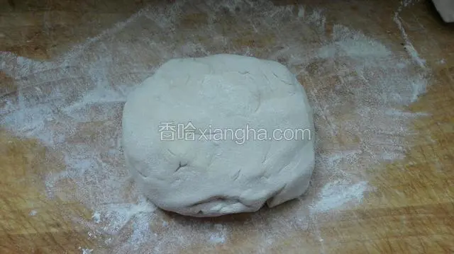 面团松驰好不要反复使劲揉，轻揉几下放面板上即可