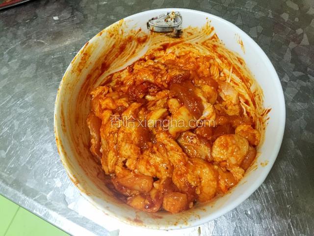 拌均匀，确保每片肉的正反面都涂上酱，腌制15分钟以上