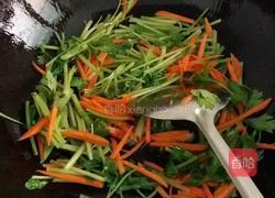 芹菜炒胡萝卜的做法图解2