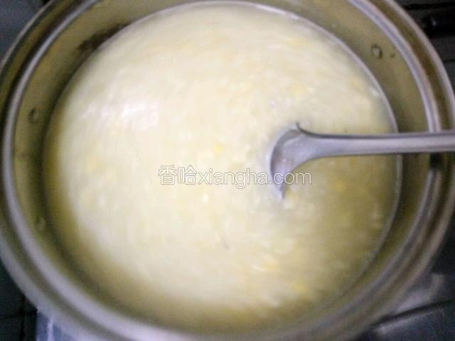 撈出玉米梗，加入玉米大火煮滾轉中火煮10分鐘，途中需不停攪拌防止黏鍋。