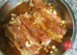 番茄焖排骨的做法图解1