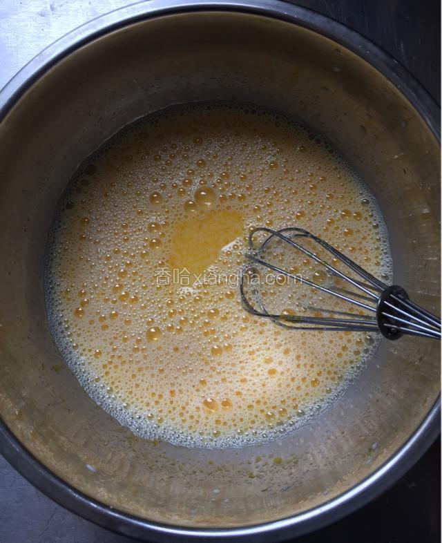 用打蛋器搅打均匀；呈淡黄色；
