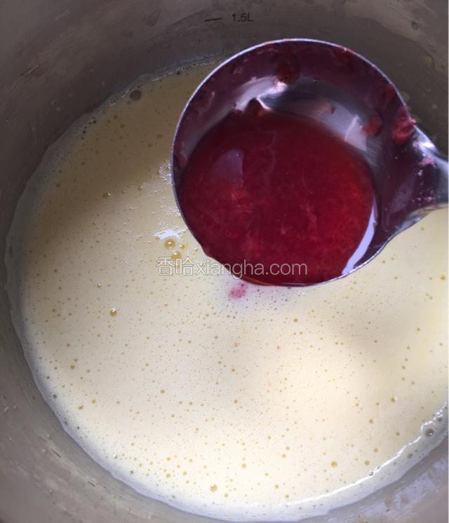 晾凉后倒入一大勺草莓汁，草莓汁做法请参考我菜谱里关于草莓汁的菜谱；