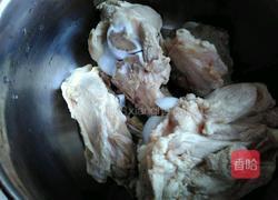 莲藕筒骨汤的做法图解2