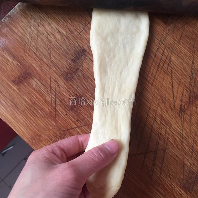 一边擀一边用手拉，整出长条状的三角形
