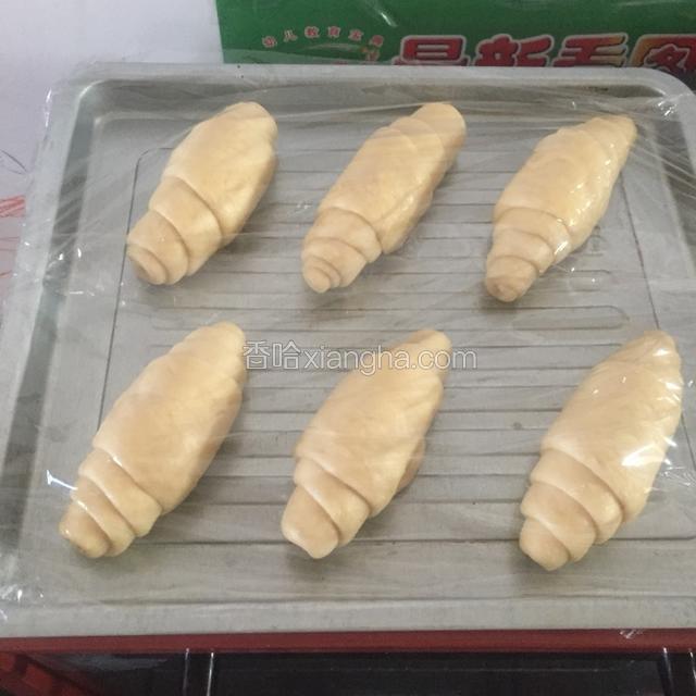 盖上保鲜膜醒发30分钟