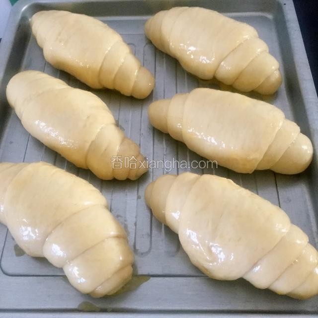 醒发好摸上蛋液