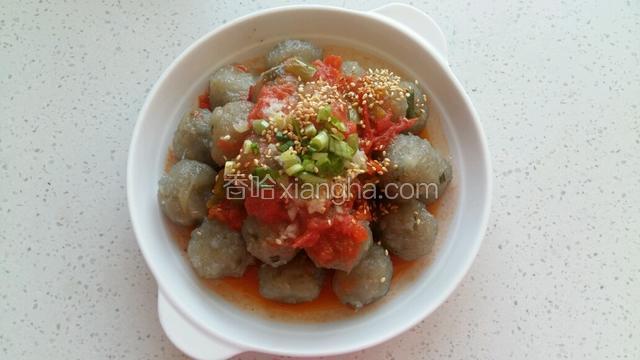 倒入两勺柿子酱，一勺蒜汤，一勺辣椒油，少半勺芝麻，一筷子小菜，开吃了。