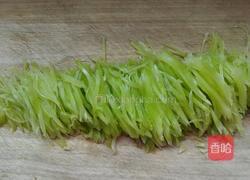 凉拌青笋丝的做法图解2
