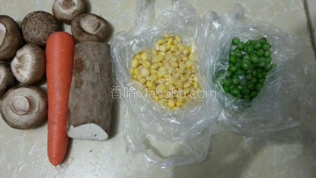 准备好香菇，玉米，青豆，山药，红萝卜