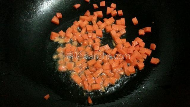 在锅中倒入少许油，放入红萝卜
